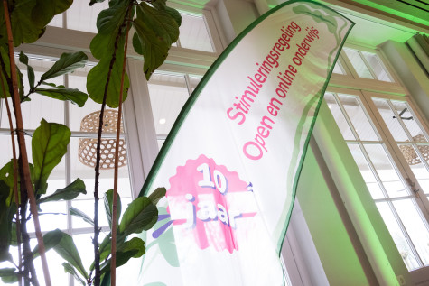Vlag van 10 jaar stimuleringsregeling Open en Online onderwijs