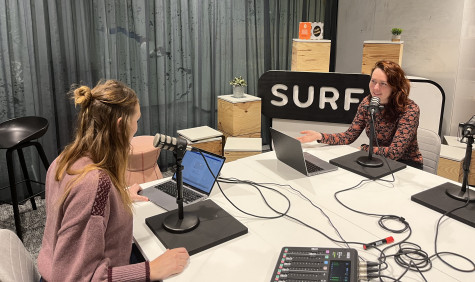 Podcastopname met Sanne Koenen (links) en Evelien Renders (rechts)