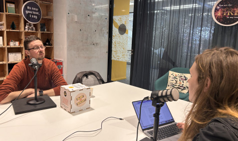 Opname van podcast met Valeriu Podreanu (l) en Sanne Koenen (r)