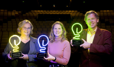 Groepsfoto onderwijsawards winnaars: Marian Soepenberg, Anouschka van Leeuwen en Paul Gobée