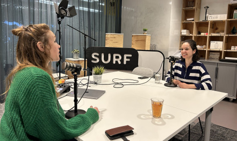 podcastopname in de SURFstudio met Sanne Koenen en Alexandra van Straaten