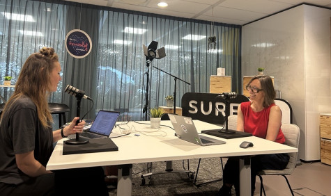 podcastopname in de SURFstudio met Sanne Koenen en Karin Wessel