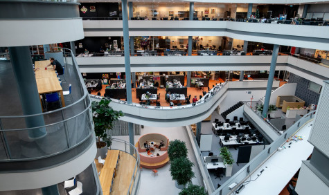 Interieur van Universiteit Utrecht met doorkijk naar meerdere etages