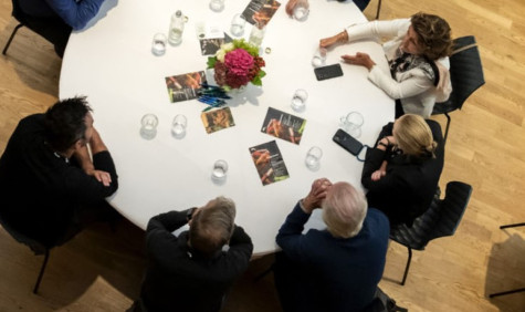 Bestuurders voeren een rondetafelgesprek