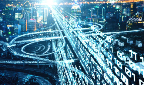 futuristisch beeld van stad met code eroverheen geprojecteerd