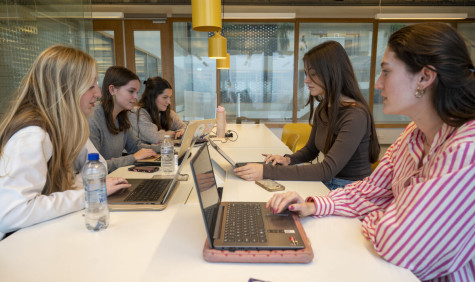 5 studentes aan tafel met laptop