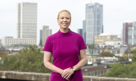 Sarah Wilton-Wels met op de achtergrond de skyline van Rotterdam