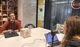 Opname van podcast met Valeriu Podreanu (l) en Sanne Koenen (r)