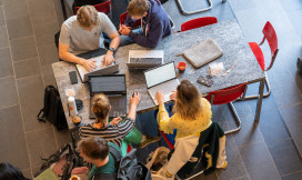 Bovenaanzicht werkplekken op de UVA met studenten