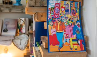 Tekening van demonstrerende mensen in boekenkast