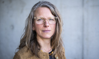 Nolda kijkt recht in de lens