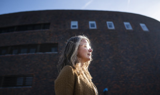 Nolda voor het typische ronde bakstenen gebouw van de Zernikecampus van de RUG
