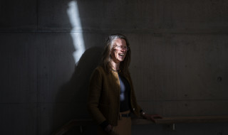 Nolda tegen dezelfde schaduwmuur maar nu lacht ze