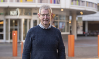 Enno Meijers staat voor de ingang van de KB nationale bibliotheek